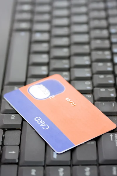 Kredi kartı ile bir klavye — Stok fotoğraf