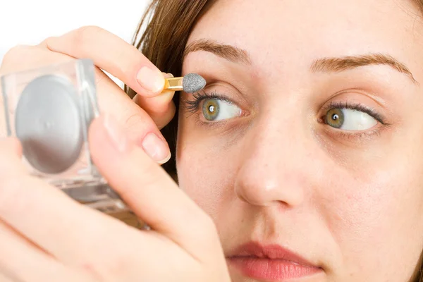 Ung kvinna gör makeup — Stockfoto