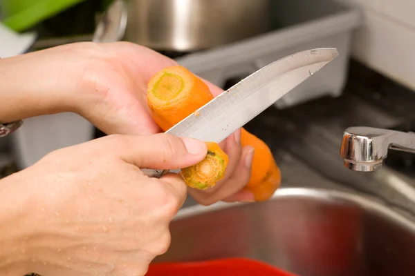 Cutting vegetables — Stock Photo, Image