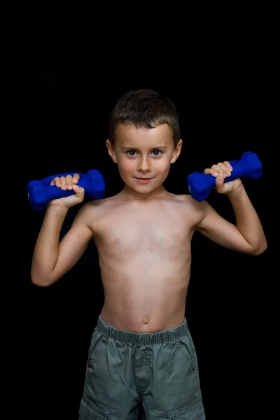 Ребенок делает фитнес — стоковое фото