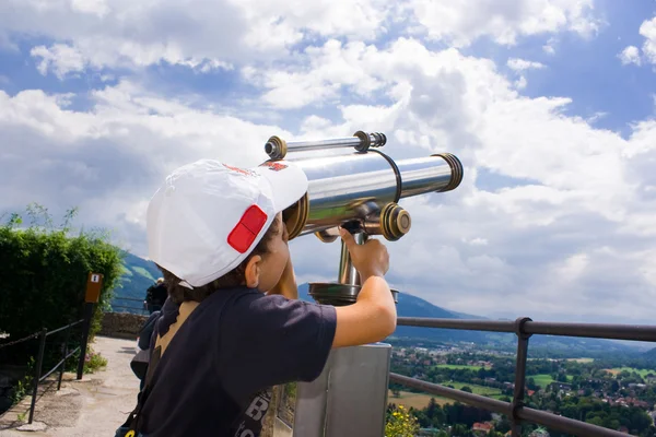 Мальчик с телескопом — стоковое фото