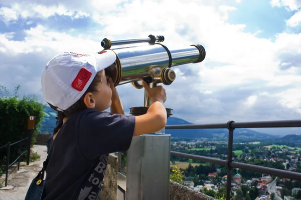 Jongen met telescoop — Stockfoto