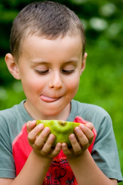 Pojken äta papaya — Stockfoto