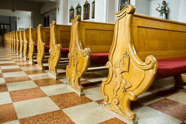 Скамейки в церкви — стоковое фото