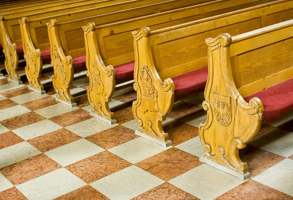 Скамейки в церкви — стоковое фото