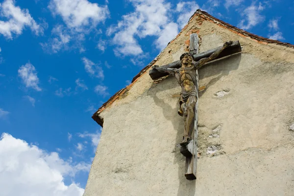 Grande croix en bois dans un château roumain — Photo