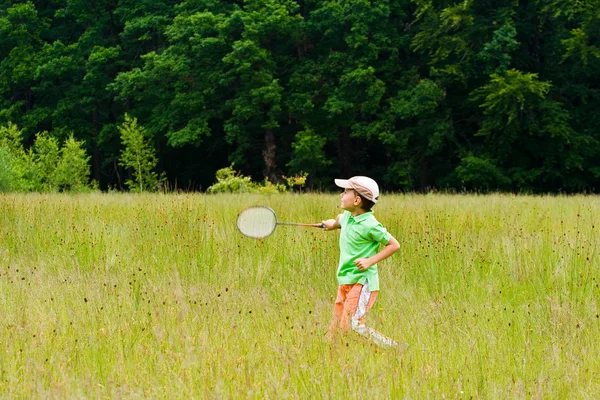 Pojke spela badminton — Stockfoto