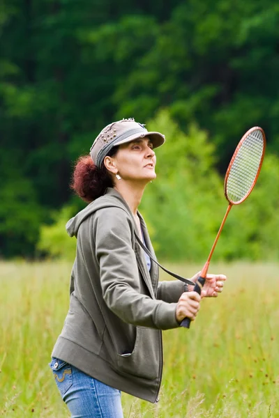 Vrouw spelen badminton — Stockfoto