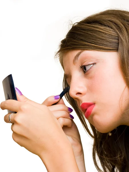 Młoda kobieta robi makijaż — Zdjęcie stockowe