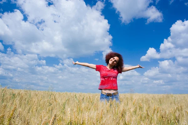 Femme dans un champ de blé — Photo