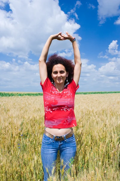 Vrouw in een tarweveld — Stockfoto
