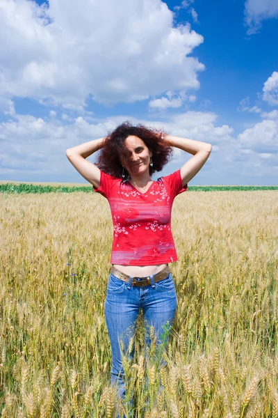 밀 밭에 있는 여자 — 스톡 사진