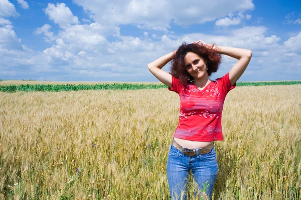 밀 밭에 있는 여자 — 스톡 사진