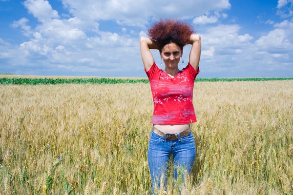 Žena v pšeničném poli — Stock fotografie