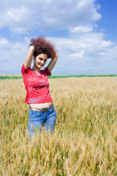 Frau in einem Weizenfeld — Stockfoto