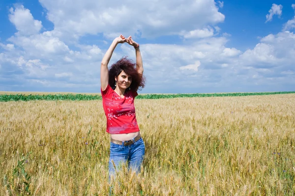 Buğday tarlasında bir kadın — Stok fotoğraf