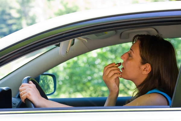 A nők az autóban smink — Stock Fotó