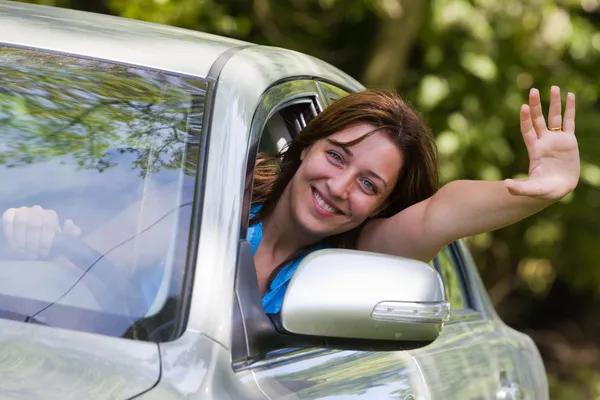 Lycklig kvinna i bilen — Stockfoto
