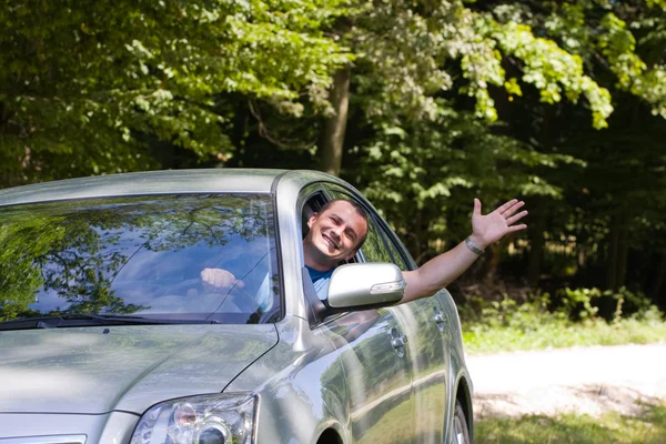 Hombre saludando mano desde el coche —  Fotos de Stock