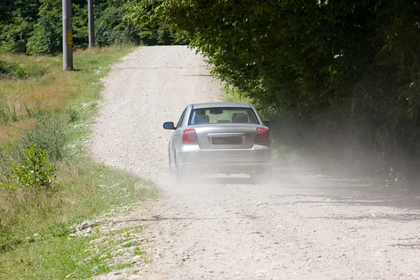 Превышение скорости по сельской дороге — стоковое фото