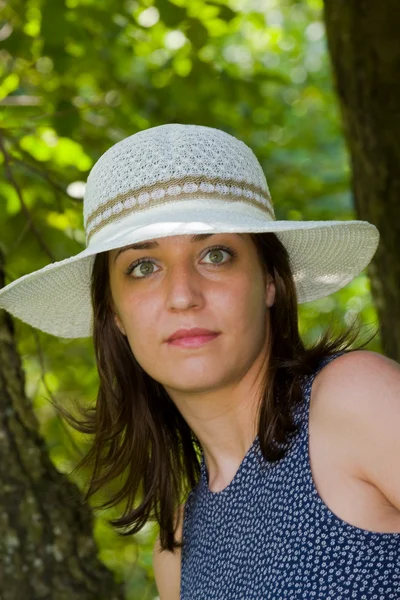 Mooie vrouw met hoed — Stockfoto