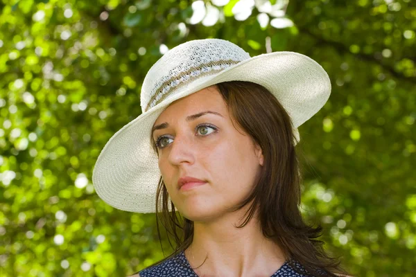 Mooie vrouw met hoed — Stockfoto