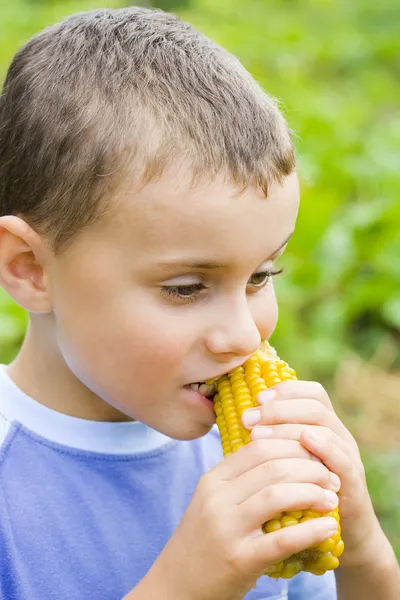 Jongen eten maïs — Stockfoto