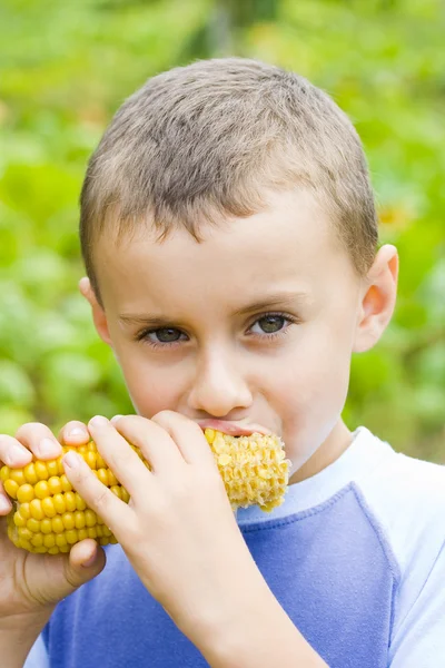 Pojken äta majs — Stockfoto