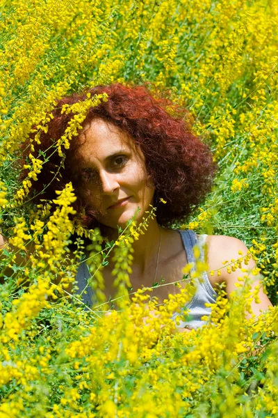 Woman in flower field — Stock Photo, Image
