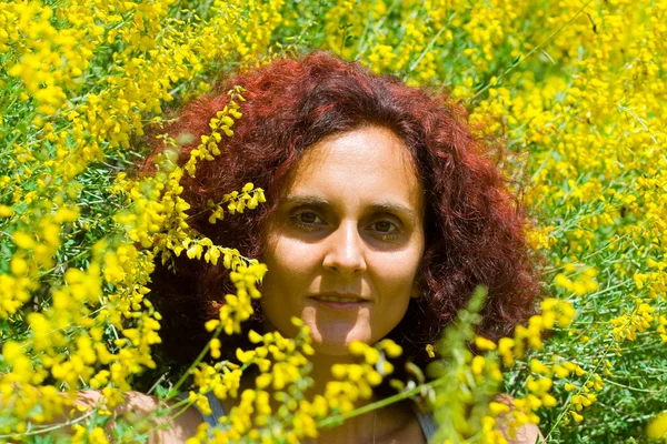 Frau im Blumenfeld — Stockfoto