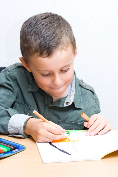 Симпатичный ребенок рисует — стоковое фото