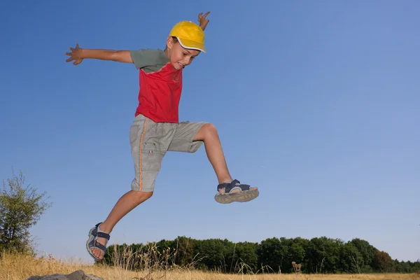Niño saltando — Foto de Stock