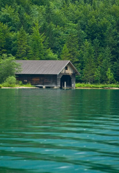 Джетти на озере — стоковое фото