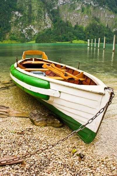 Barco em uma costa — Fotografia de Stock