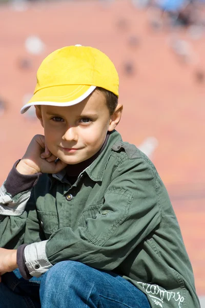 Χαριτωμένο αγόρι με κίτρινο καπάκι — Φωτογραφία Αρχείου