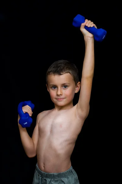 Ребенок делает фитнес — стоковое фото
