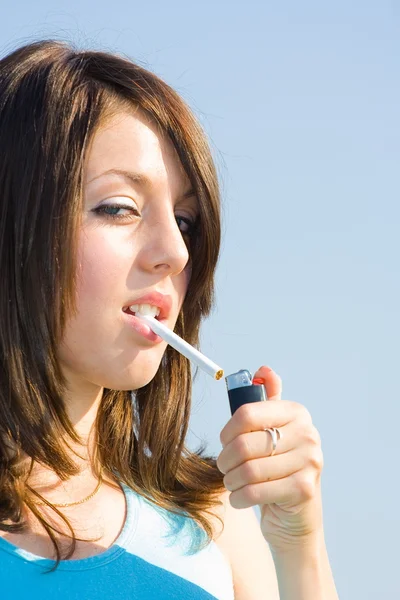 美しい若い女性の喫煙 ストック写真