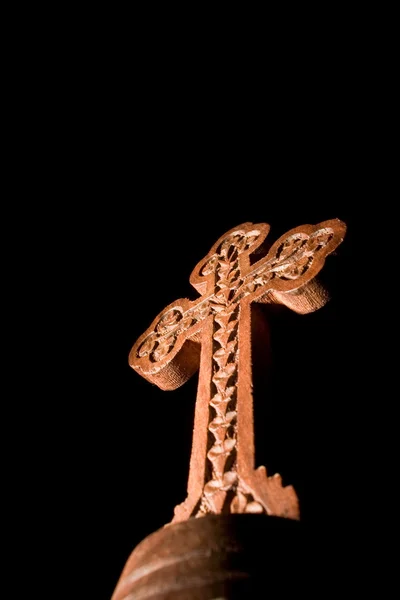 Дерев'яний хрест ізольовано на чорному — стокове фото