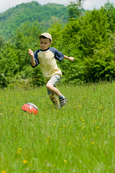 Αγόρι που παίζει ποδόσφαιρο — Φωτογραφία Αρχείου