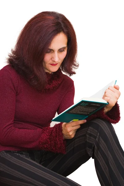 Mujer leyendo un libro — Foto de Stock