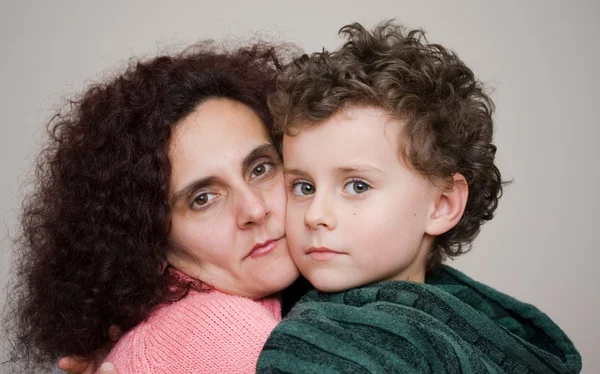 Moeder en zoon omhelzen — Stockfoto