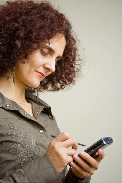 Affärskvinna med handdator — Stockfoto