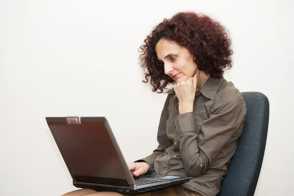 Bilgisayarda çalışan genç bir iş kadını. — Stok fotoğraf