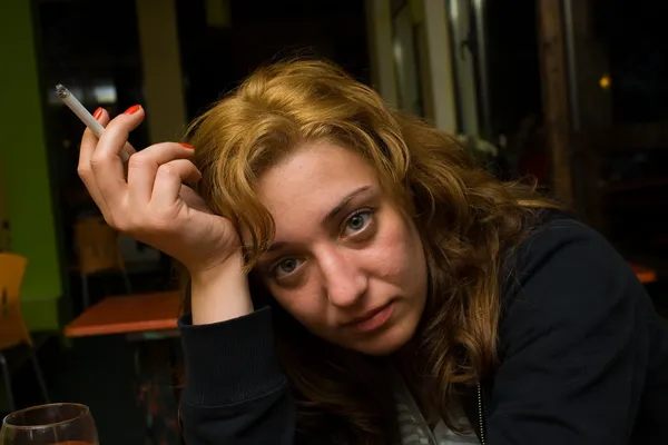 在一家酒吧吸烟的女人 — 图库照片