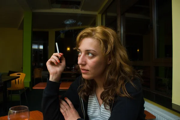 Mujer fumando en un bar — Foto de Stock