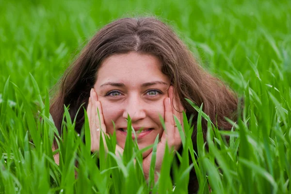 Красивая дама в травяном поле — стоковое фото