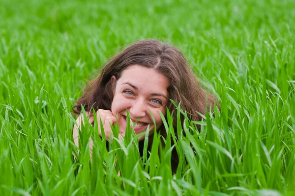 Красивая дама в травяном поле — стоковое фото