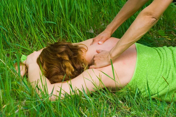 Mujer disfrutando de masaje —  Fotos de Stock
