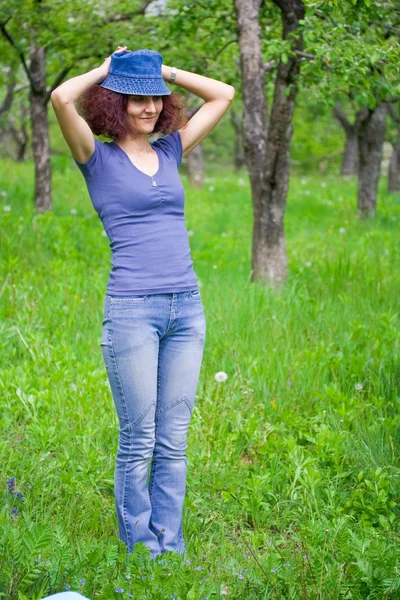 Frau mit Mütze in einem Obstgarten — Stockfoto