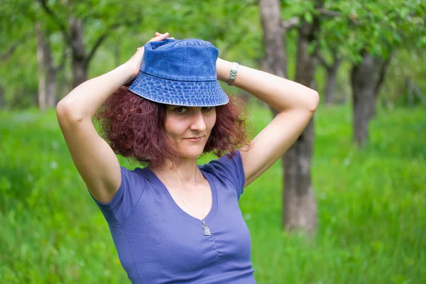 Женщина в шапке в саду — стоковое фото